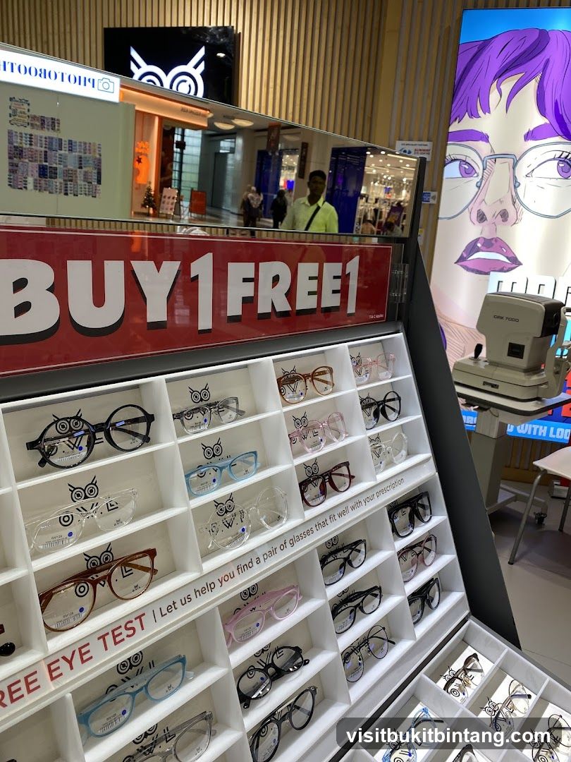 Eyewear display with promotion