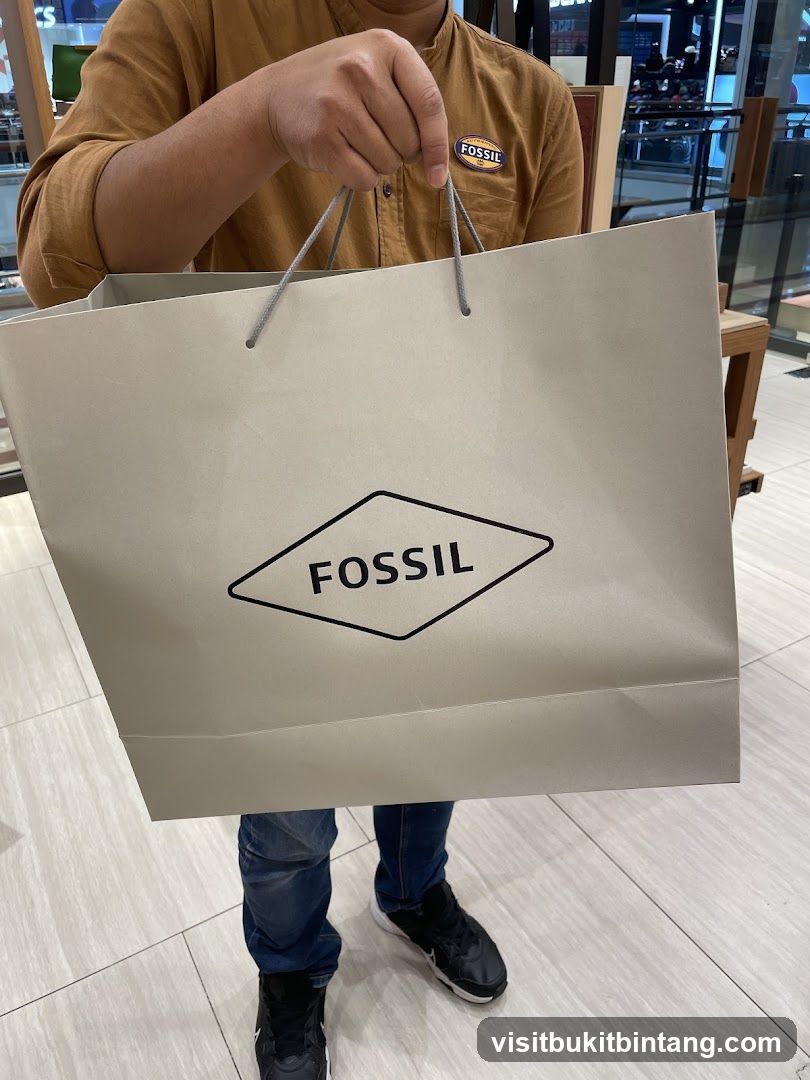Person holding a Fossil shopping bag