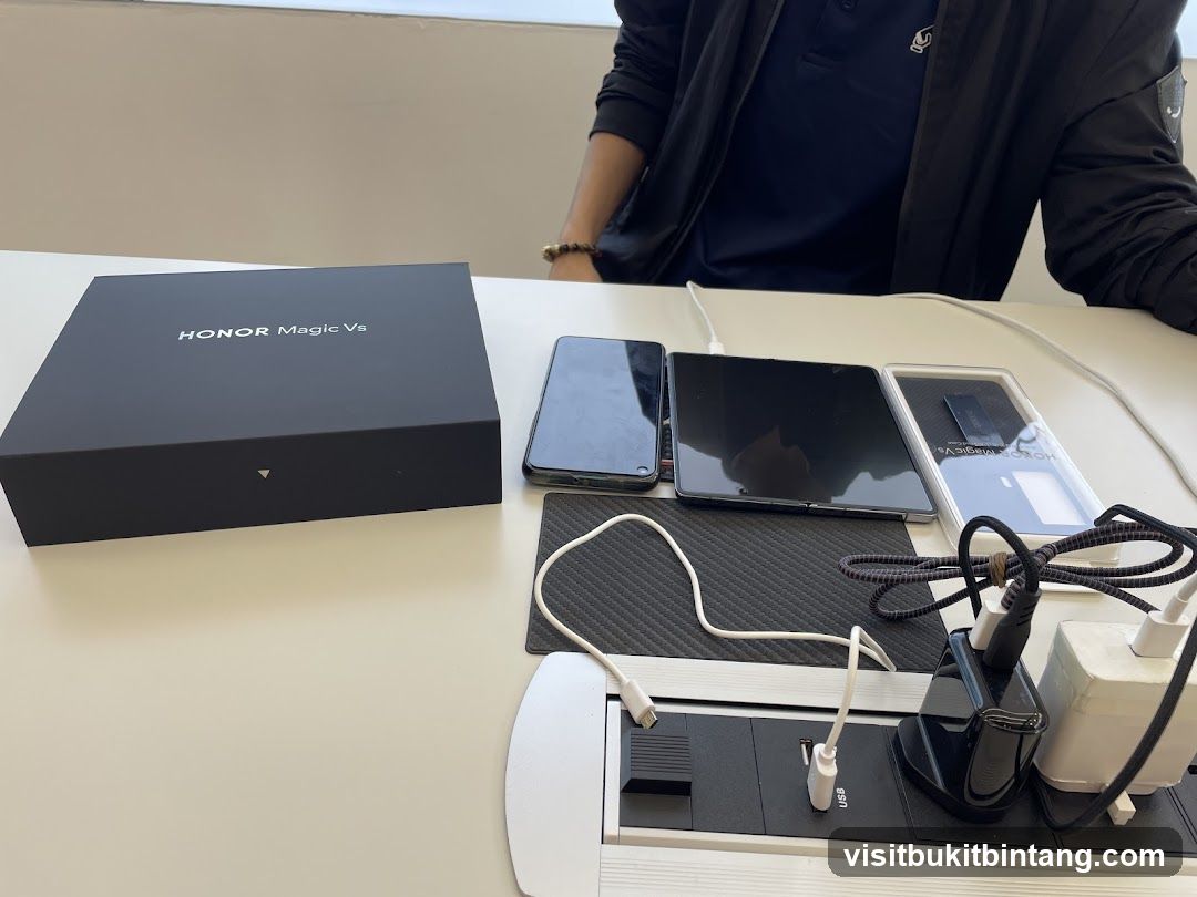 Honor Magic Vs Box and Devices