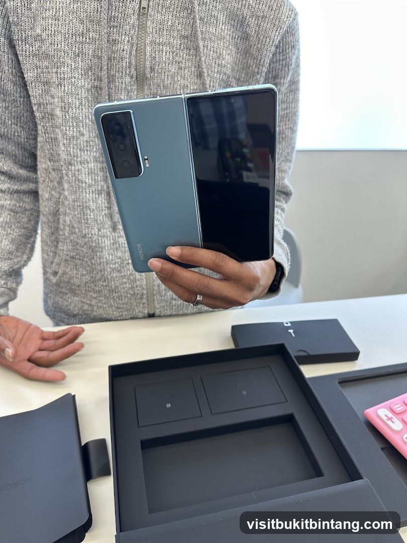 Person holding a foldable phone