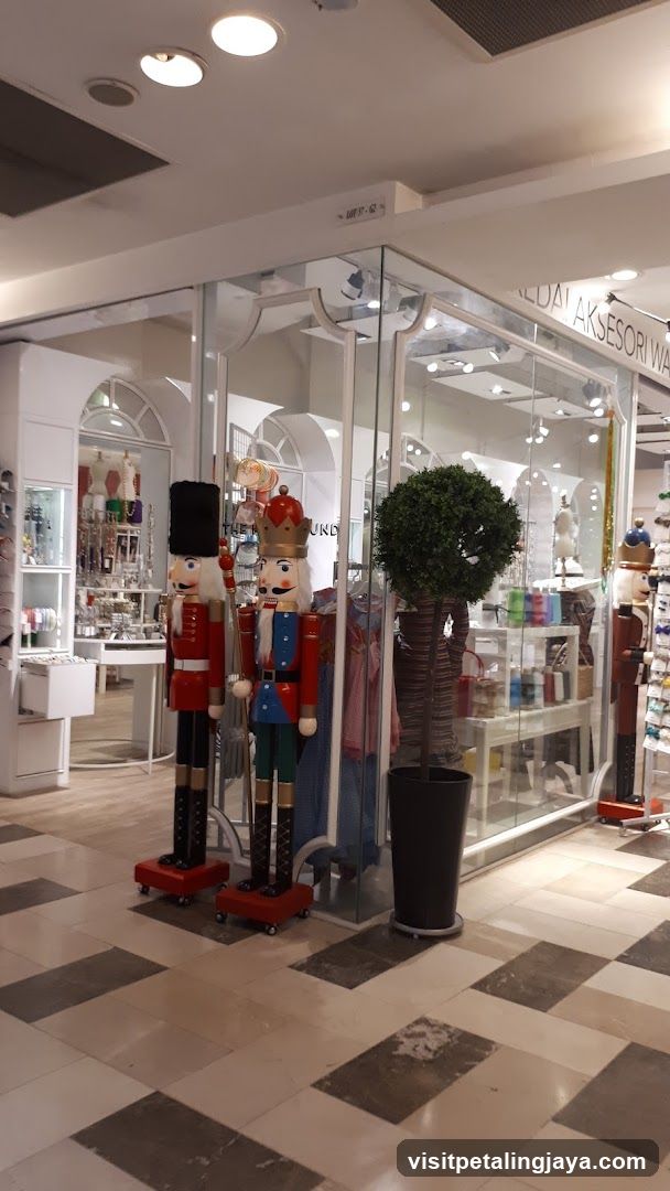 Nutcracker Decor in Mall Storefront