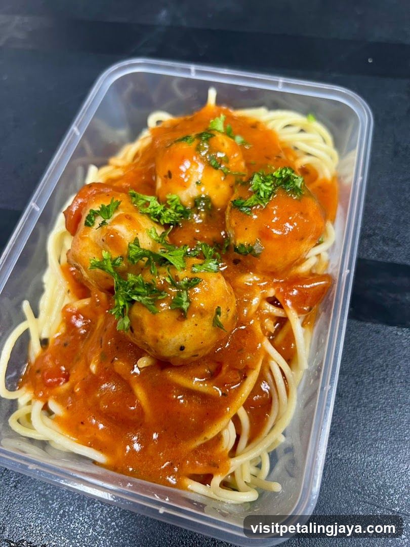 Spaghetti with Meatballs in Tomato Sauce