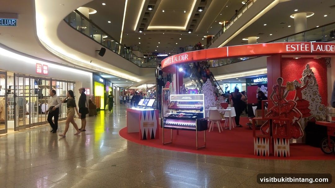 Estee Lauder Pop-Up Display in Mall