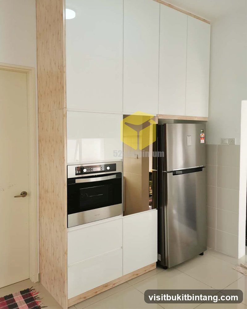 Modern Kitchen Cabinetry with Integrated Appliances