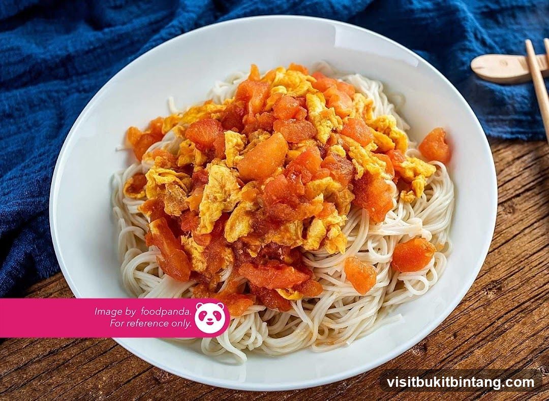 Noodles with Scrambled Eggs and Tomatoes