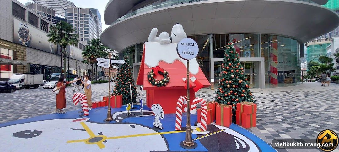 Swatch x Peanuts Christmas Display