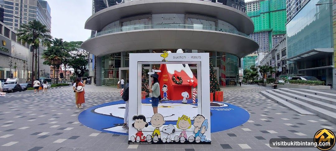 Swatch x Peanuts Holiday Display
