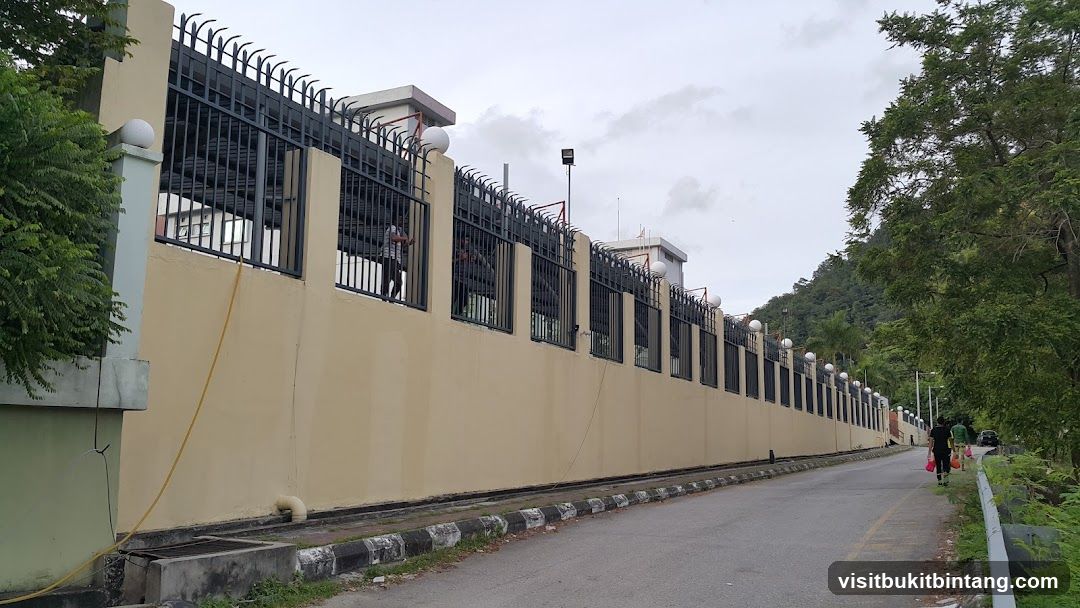 Long Wall with Decorative Fence