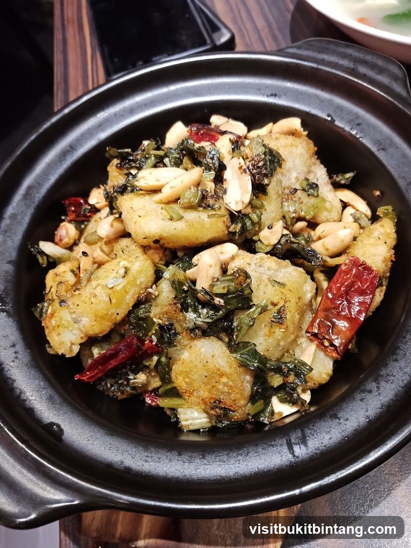Spicy Fried Dish with Peanuts and Dried Chilies