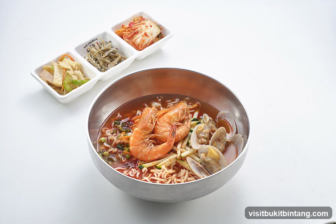 Seafood Noodle Soup with Side Dishes