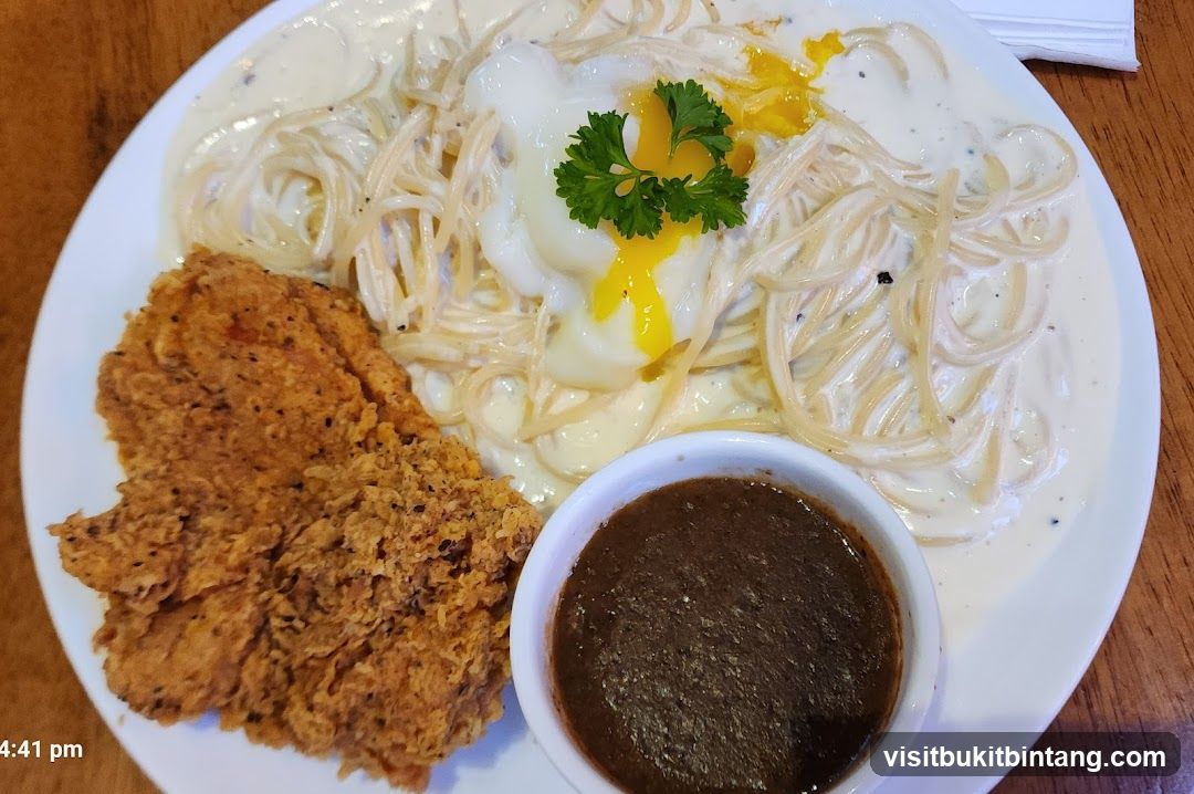 Spaghetti with Fried Chicken and Sauce