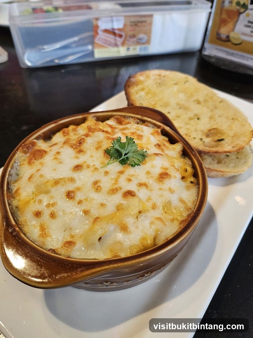 Macaroni and Cheese with Garlic Bread