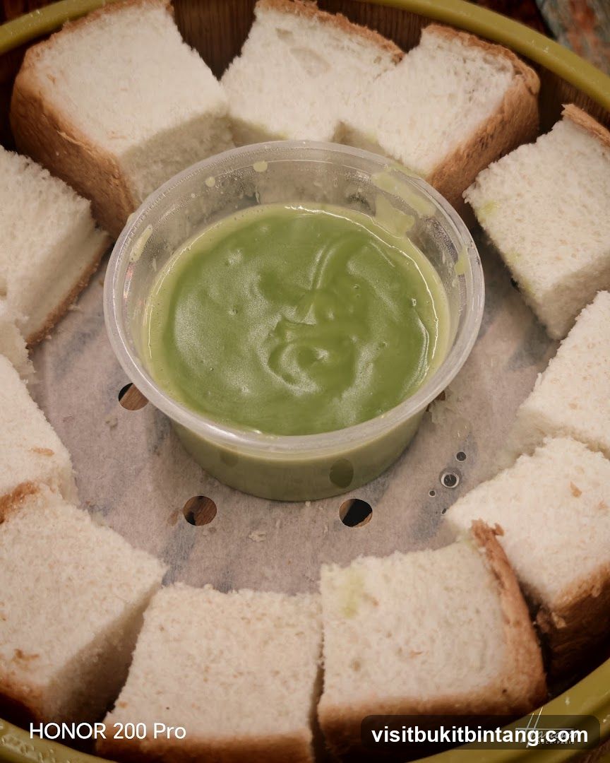 Steamed Bread with Pandan Custard