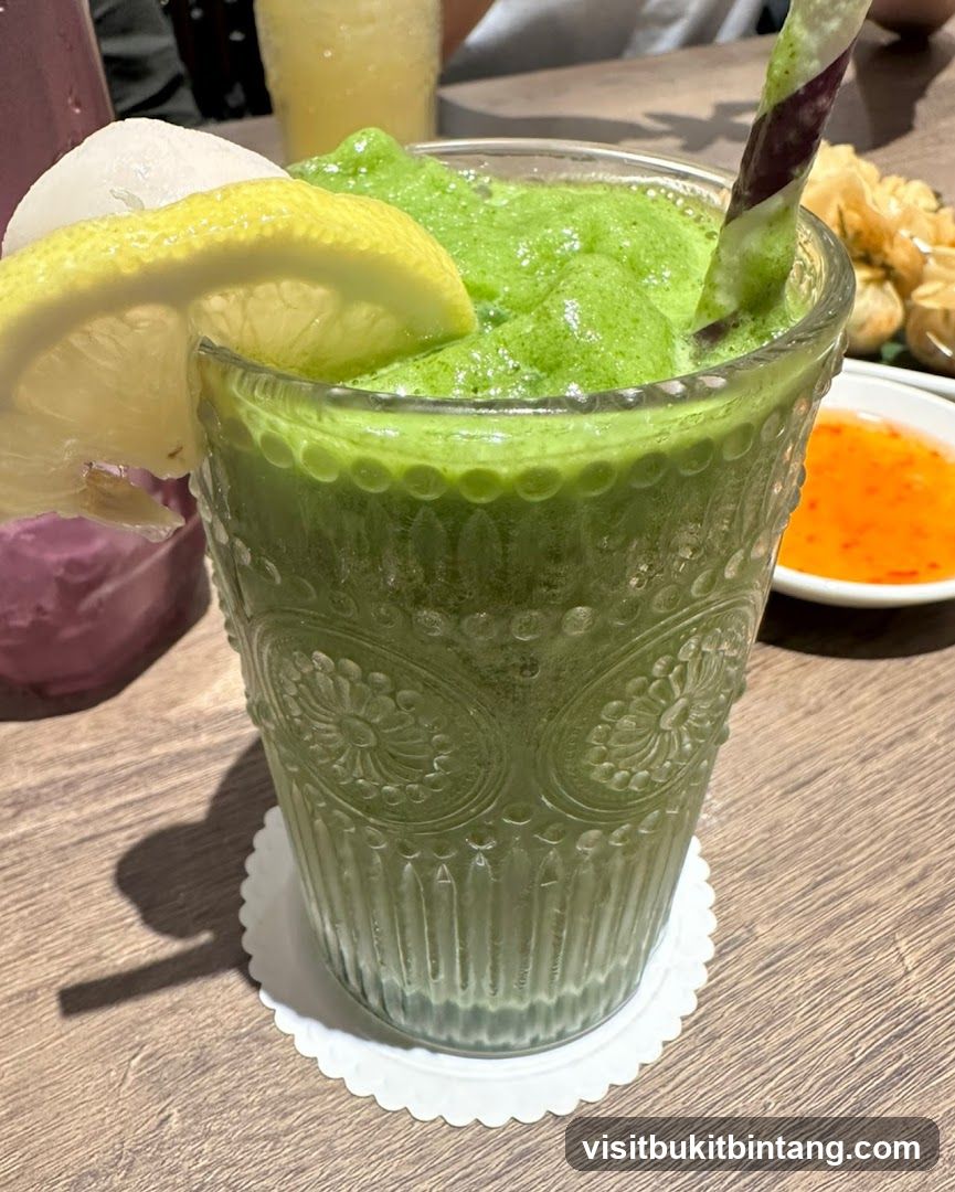 Green Smoothie with Lemon and Garnish
