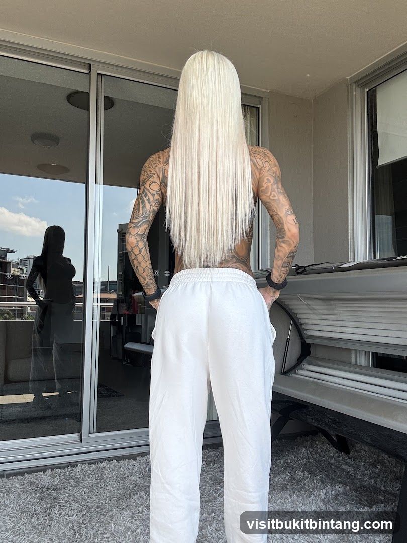 Woman in white sweatpants and blonde hair