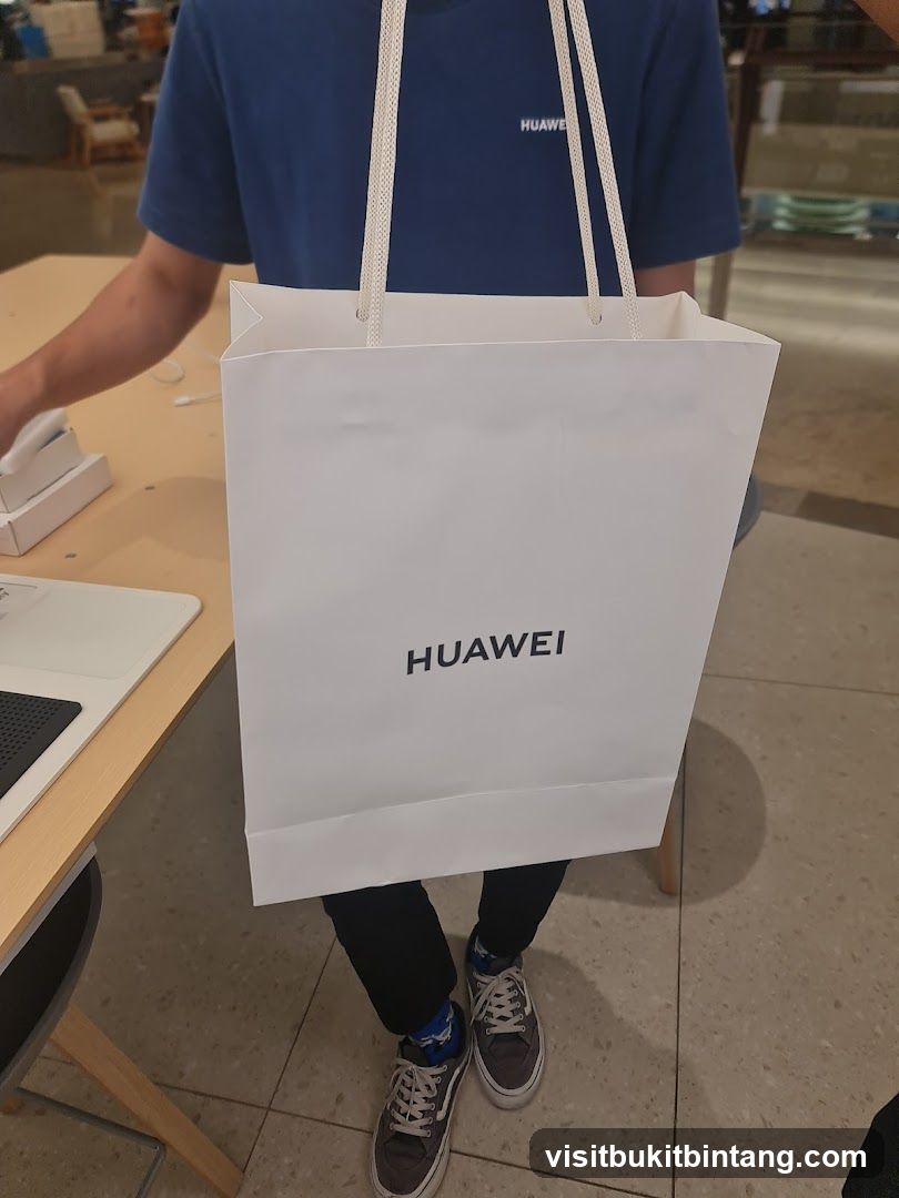 Person holding a Huawei shopping bag