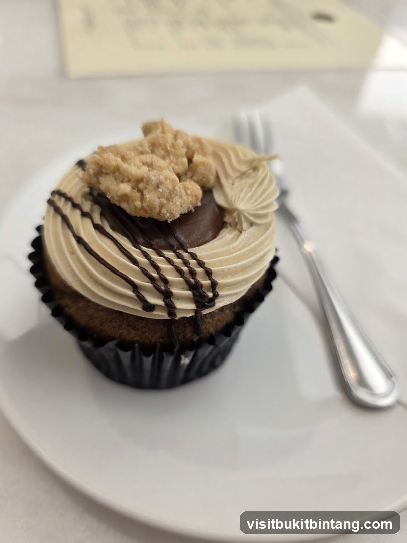 Cupcake with frosting and crumble