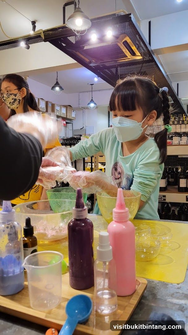 Children making bath bombs