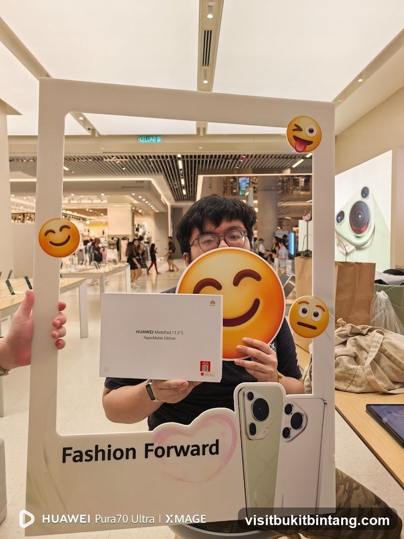 Person holding a Huawei MatePad box
