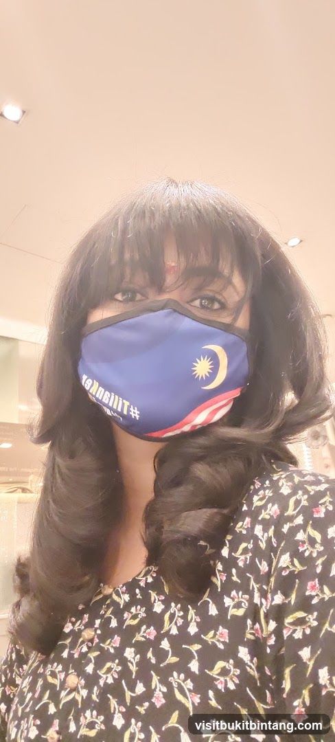 Woman wearing a face mask