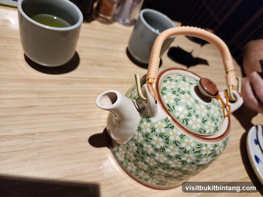 Teapot and Tea Cups