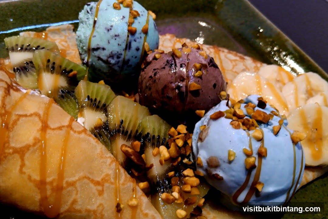 Crepe with Ice Cream and Fruit