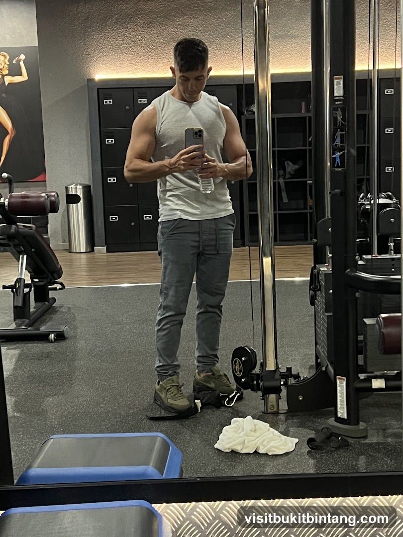Man taking a mirror selfie in a gym