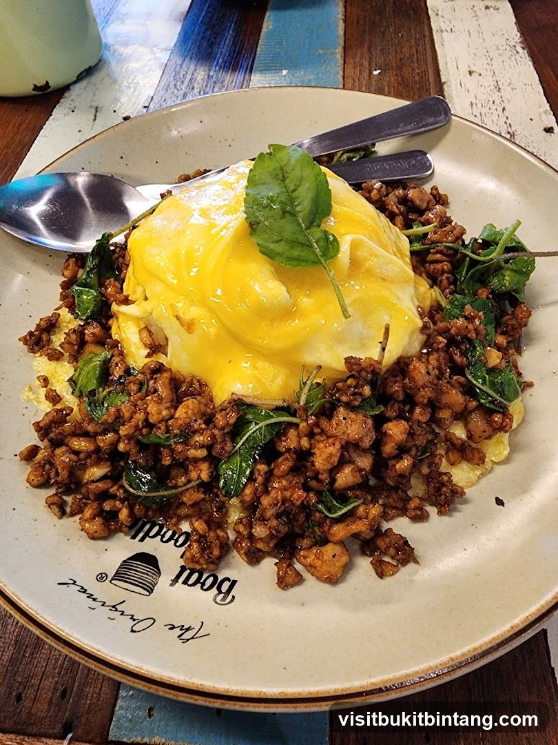 Omelette with Minced Meat and Basil