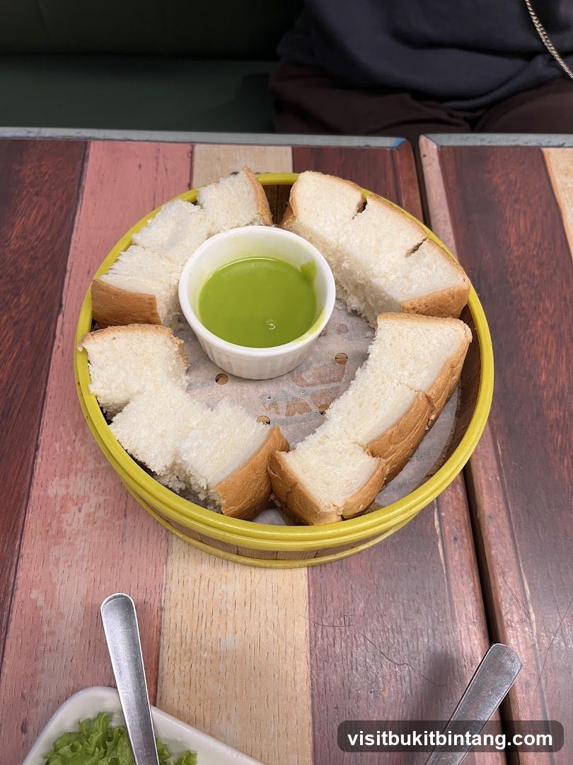 Steamed Bread with Pandan Custard
