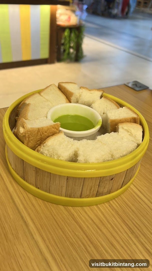 Steamed Bread with Pandan Custard