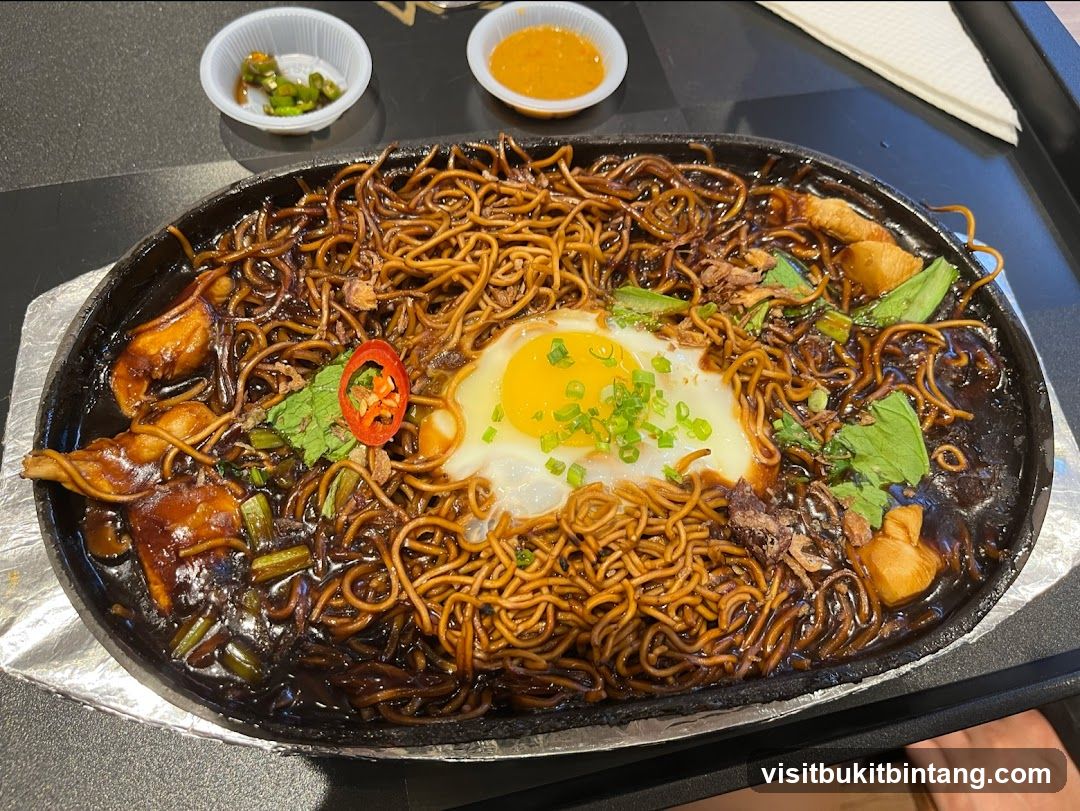 Sizzling Noodles with Fried Egg