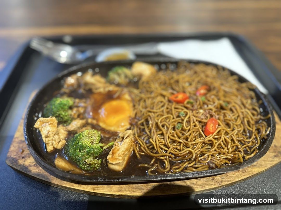Sizzling Noodles with Broccoli and Egg