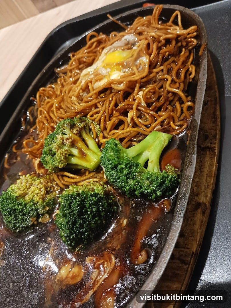Sizzling Noodles with Broccoli and Egg