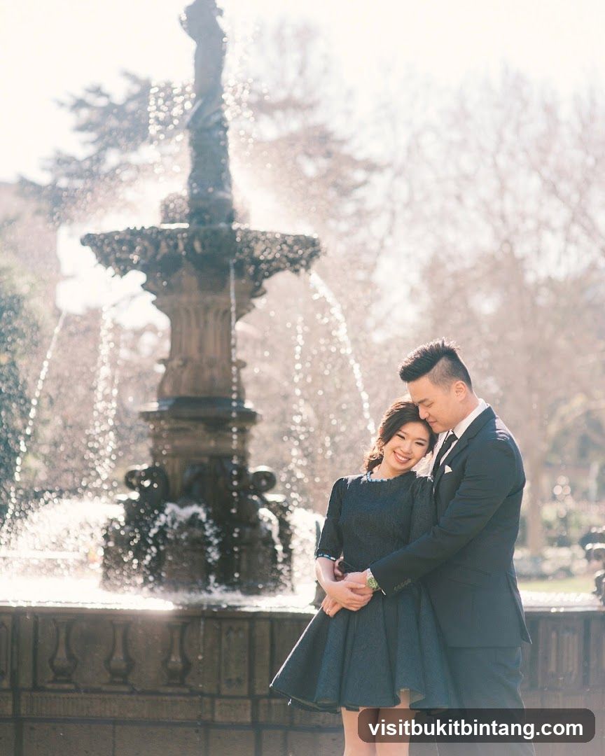 Couple posing in front of a fountain