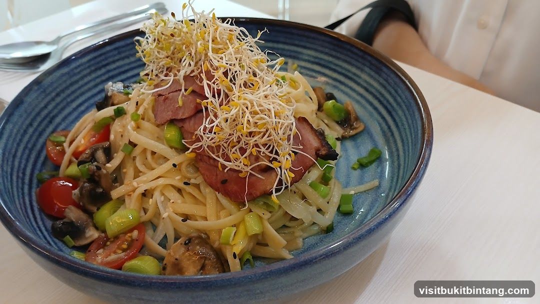 Noodle Dish with Meat and Sprouts