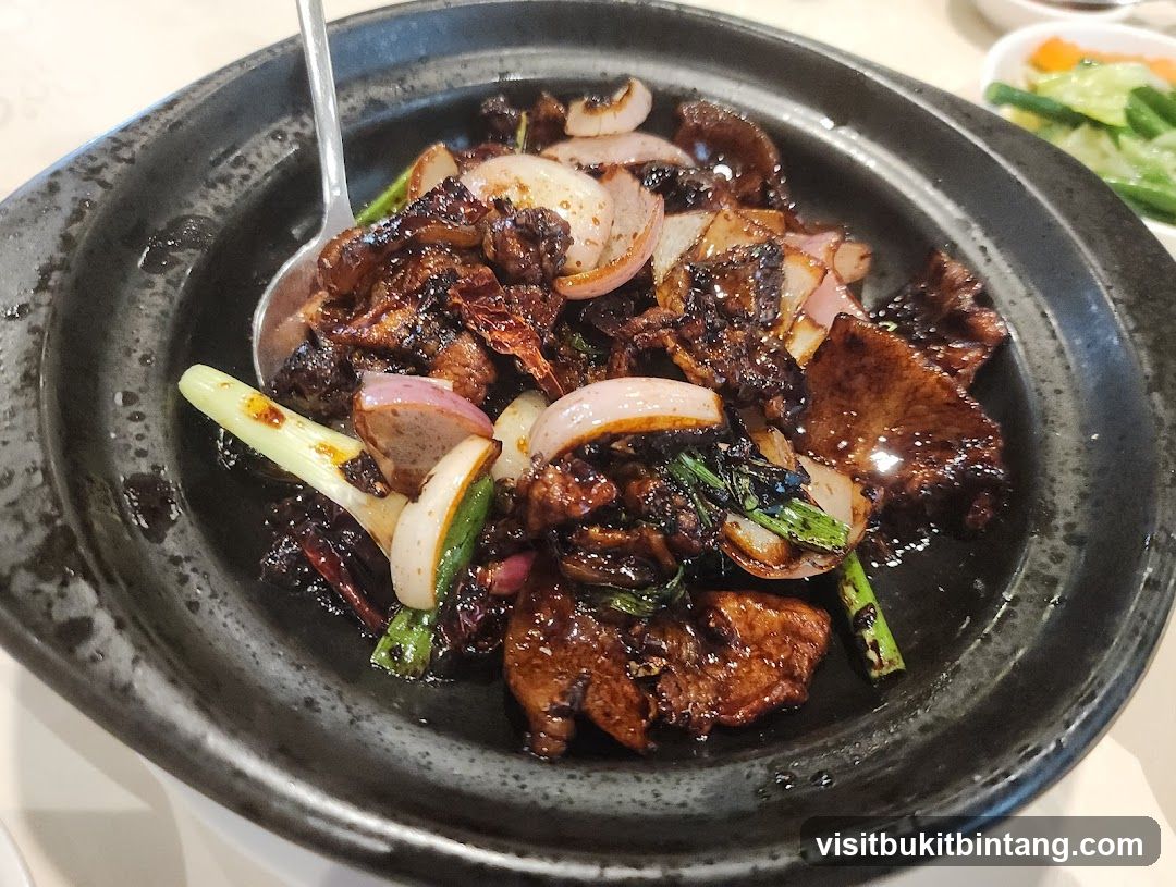 Stir-fried dish with meat and onions