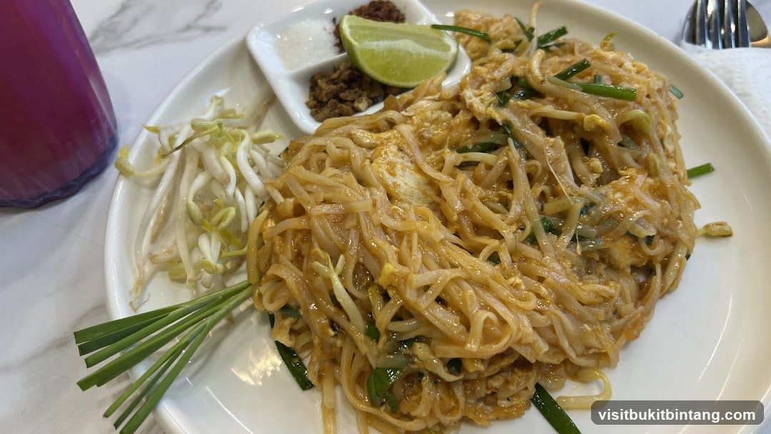 Pad Thai with Garnishes