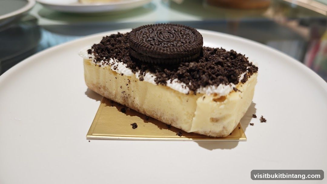 Oreo Cheesecake Slice