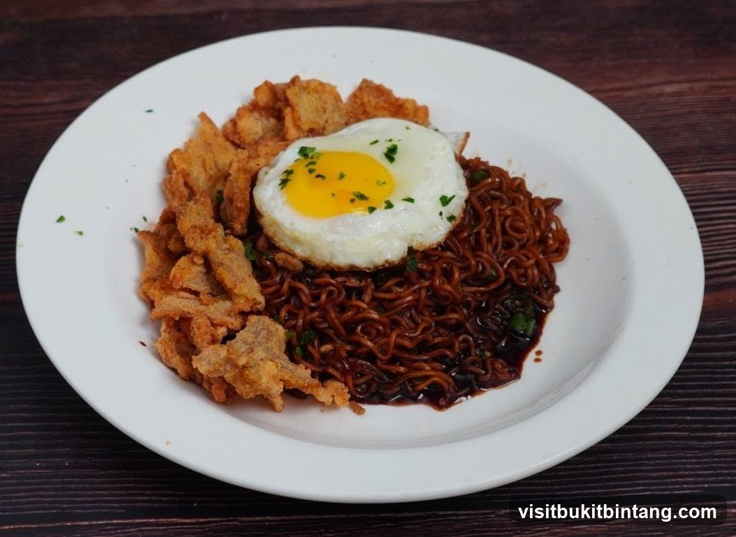 Noodles with Fried Meat and Egg
