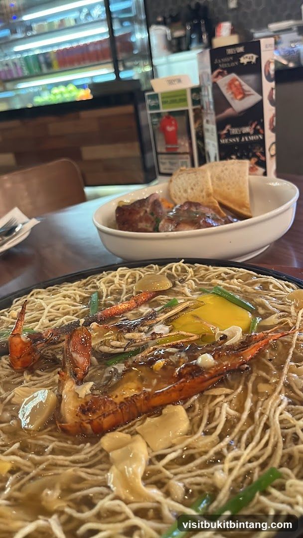 Noodles with Lobster and Meat Dish
