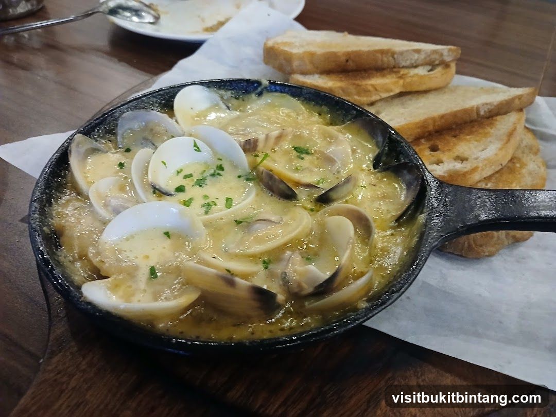 Clams in Garlic Butter Sauce with Toast