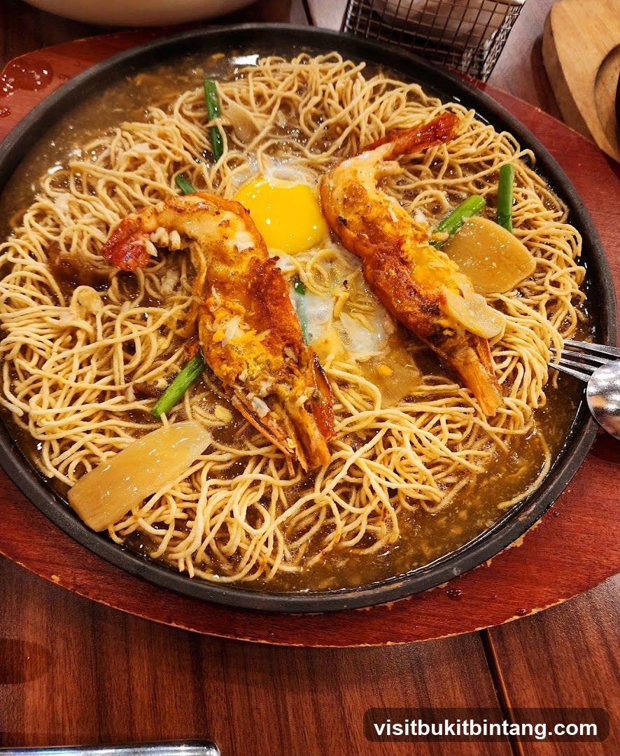 Sizzling Noodles with Prawns and Egg