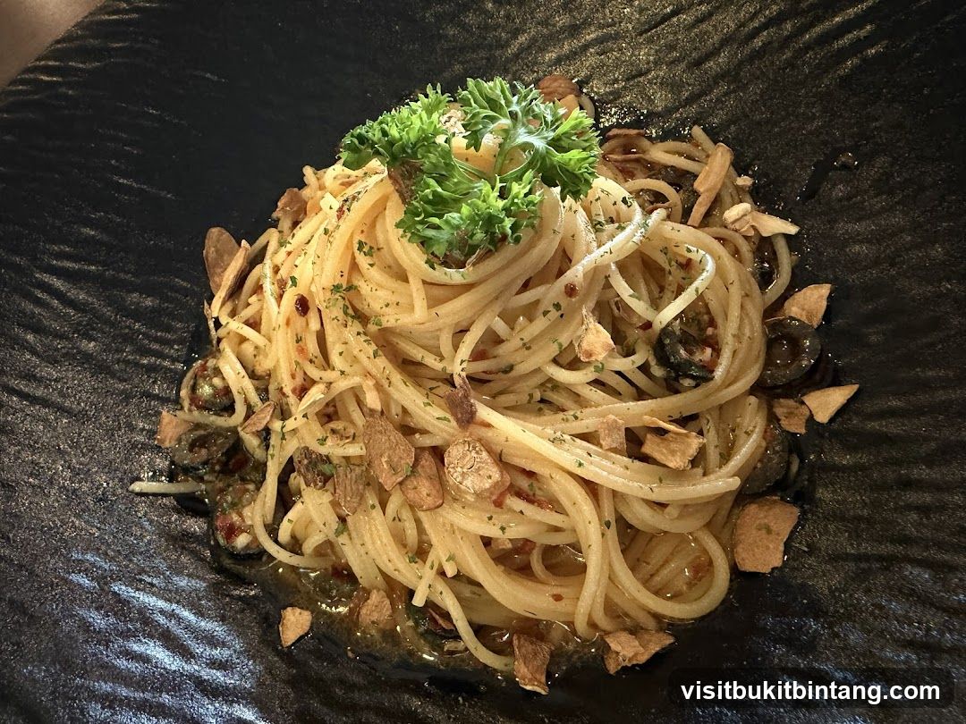 Spaghetti with Garlic and Parsley
