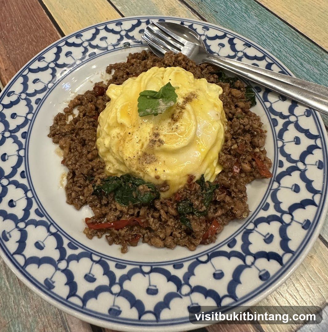 Minced Meat and Omelette Rice