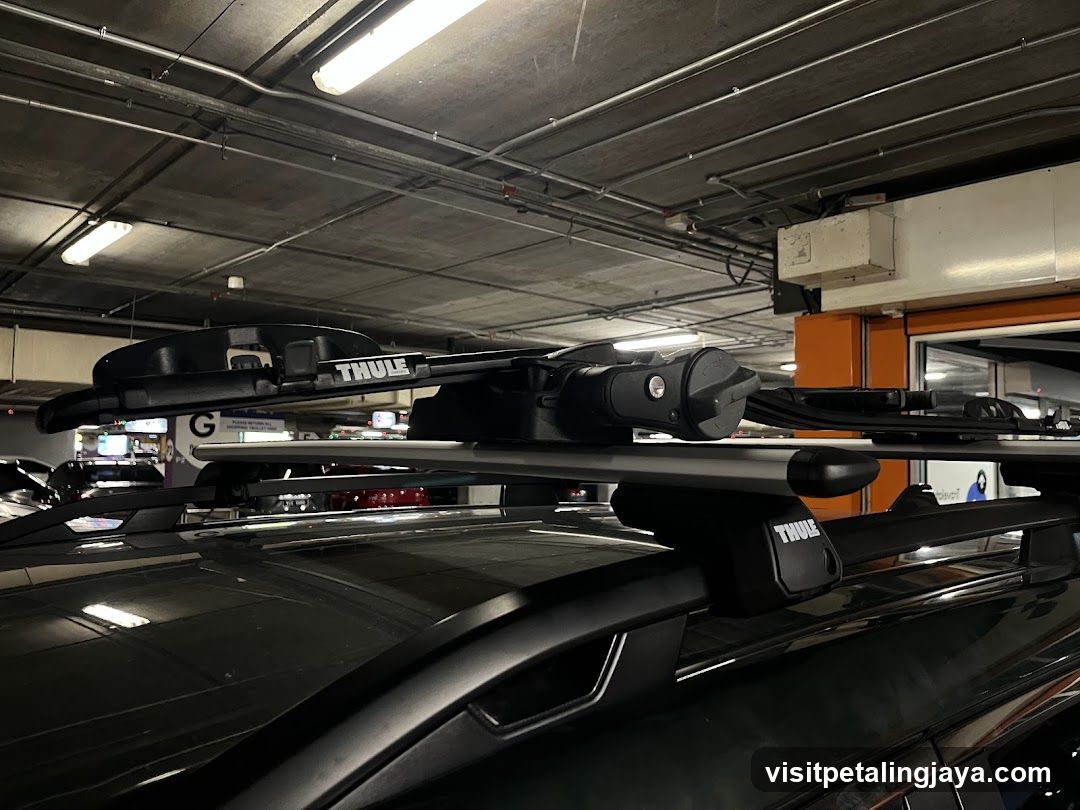 Car with Thule roof rack in parking garage