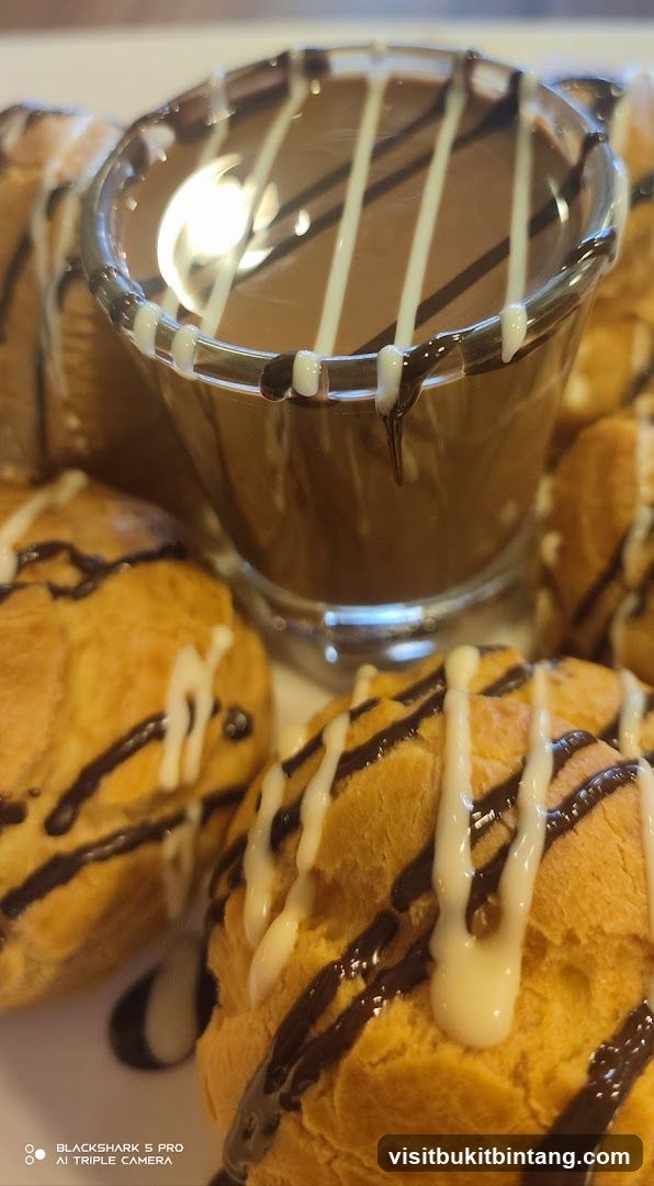 Chocolate Eclairs with Chocolate Dip