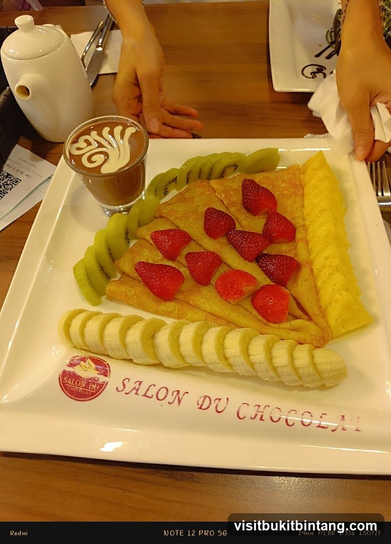 Crepes with Fruit and Chocolate