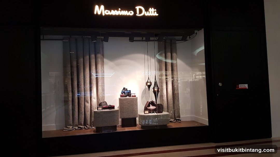 Massimo Dutti Storefront