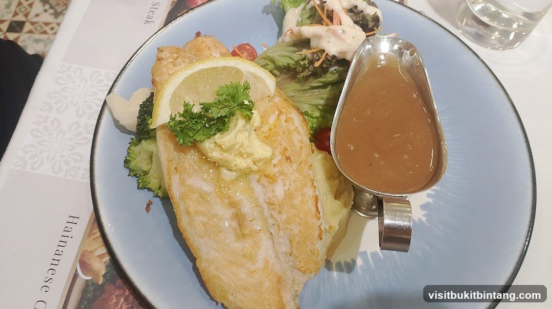 Fish dish with salad and sauce