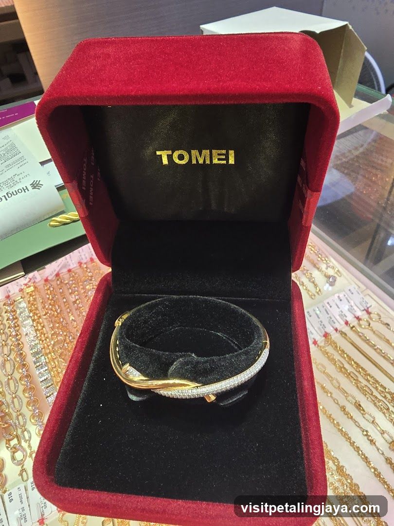 Tomei Bracelet in Red Box